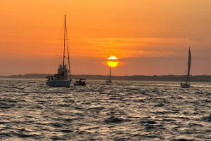 Lisboa: Romántico Crucero al Atardecer con Vino y Tapas Portuguesas