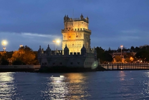 Lisboa: Romántico Crucero al Atardecer con Vino y Tapas Portuguesas