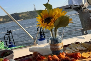 Lisboa: Romántico Crucero al Atardecer con Vino y Tapas Portuguesas