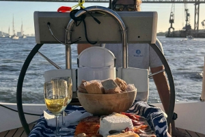 Lisboa: Romántico Crucero al Atardecer con Vino y Tapas Portuguesas