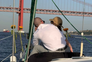 Lisboa: Romántico Crucero al Atardecer con Vino y Tapas Portuguesas