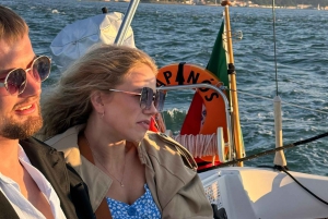 Lisboa: Romántico Crucero al Atardecer con Vino y Tapas Portuguesas