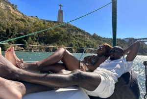 Lisboa: Romántico Crucero al Atardecer con Vino y Tapas Portuguesas