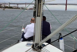 Lisboa: Romántico Crucero al Atardecer con Vino y Tapas Portuguesas