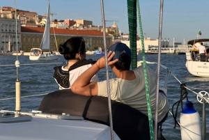 Lisboa: Romántico Crucero al Atardecer con Vino y Tapas Portuguesas