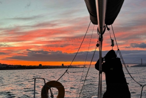 Lisbon: Sailboat Tour with Local Guide and Green Wine