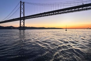 Lissabon: Segeltour bei Sonnenuntergang mit Getränken