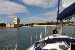 Lisbon: Sailing Tour with Wine and Snacks