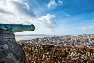 Lisbon: Sao Jorge Castle Skip-the-Line Ticket with Guide