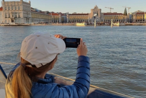 Lissabon: Päivä- ja auringonlaskun venekierros juoman kera.