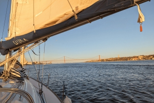 Lisbon: Scenic Day & Sunset Boat Tour with a Drink