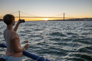 Lisbon: Sightseeing Boat Tour with Hop-On Hop-Off Option