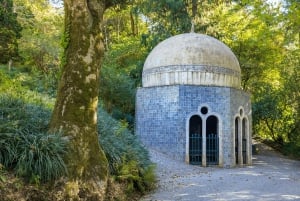 Lisboa: Halvdagsutflukt til Sintra med Pena-palasset og Regaleira