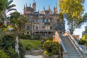 Lisboa: Halvdagsutflukt til Sintra med Pena-palasset og Regaleira