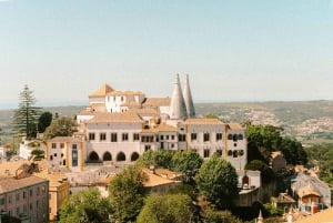 Lisboa: Halvdagsutflukt til Sintra med Pena-palasset og Regaleira