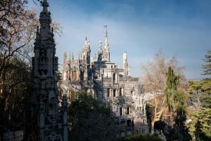 Lisboa: Halvdagsutflukt til Sintra med Pena-palasset og Regaleira