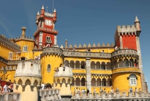 Lisboa: Halvdagsutflukt til Sintra med Pena-palasset og Regaleira