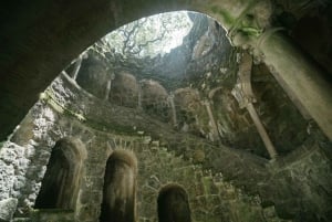Lisboa: Halvdagsutflukt til Sintra med Pena-palasset og Regaleira