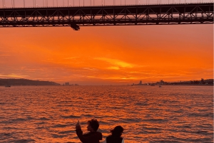 Lisboa: Excursión en Catamarán al Atardecer y el Vino