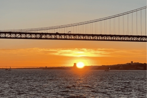 Lisboa: Excursión en Catamarán al Atardecer y el Vino