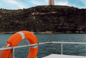 Lisboa: Excursión en Catamarán al Atardecer y el Vino
