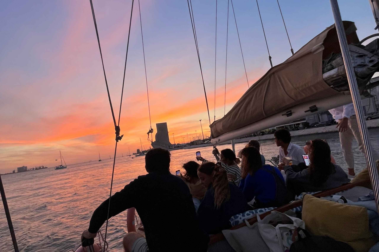 Lisbon: Sunset Boat Cruise Tour with Drinks