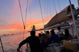 Lisbon: 2H Sunset Boat Cruise Tour with Drinks