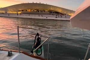 Lisbon: 2H Sunset Boat Cruise Tour with Drinks