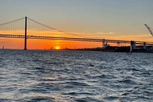 Lisbon: 2H Sunset Boat Cruise Tour with Drinks