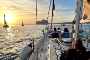 Lisbon: 2H Sunset Boat Cruise Tour with Drinks