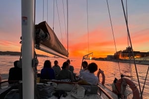 Lisbon: 2H Sunset Boat Cruise Tour with Drinks