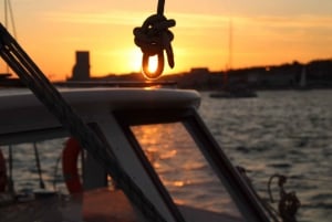 Lisbon: 2H Sunset Boat Cruise Tour with Drinks