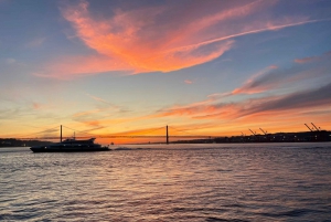 Lisbon: 2H Sunset Boat Cruise Tour with Drinks