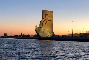 Lisbon: 2H Sunset Boat Cruise Tour with Drinks