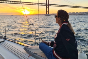 Lisbon: Day, Afternoon, or Sunset Boat Cruise with Wine