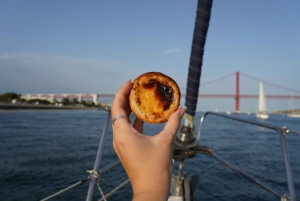 Lisbon: Day, Afternoon, or Sunset Boat Cruise with Wine