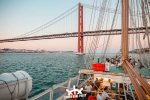 Lisboa: Fiesta en Barco al Atardecer con 2 Bebidas y Entrada Gratuita al Club