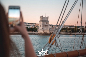 Lisboa: Fiesta en Barco al Atardecer con 2 Bebidas y Entrada Gratuita al Club