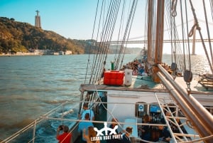 Lisboa: Fiesta en Barco al Atardecer con 2 Bebidas y Entrada Gratuita al Club