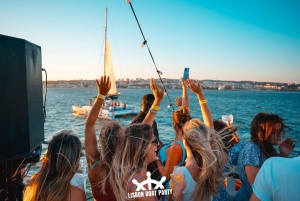 Lisboa: Fiesta en Barco al Atardecer con 2 Bebidas y Entrada Gratuita al Club