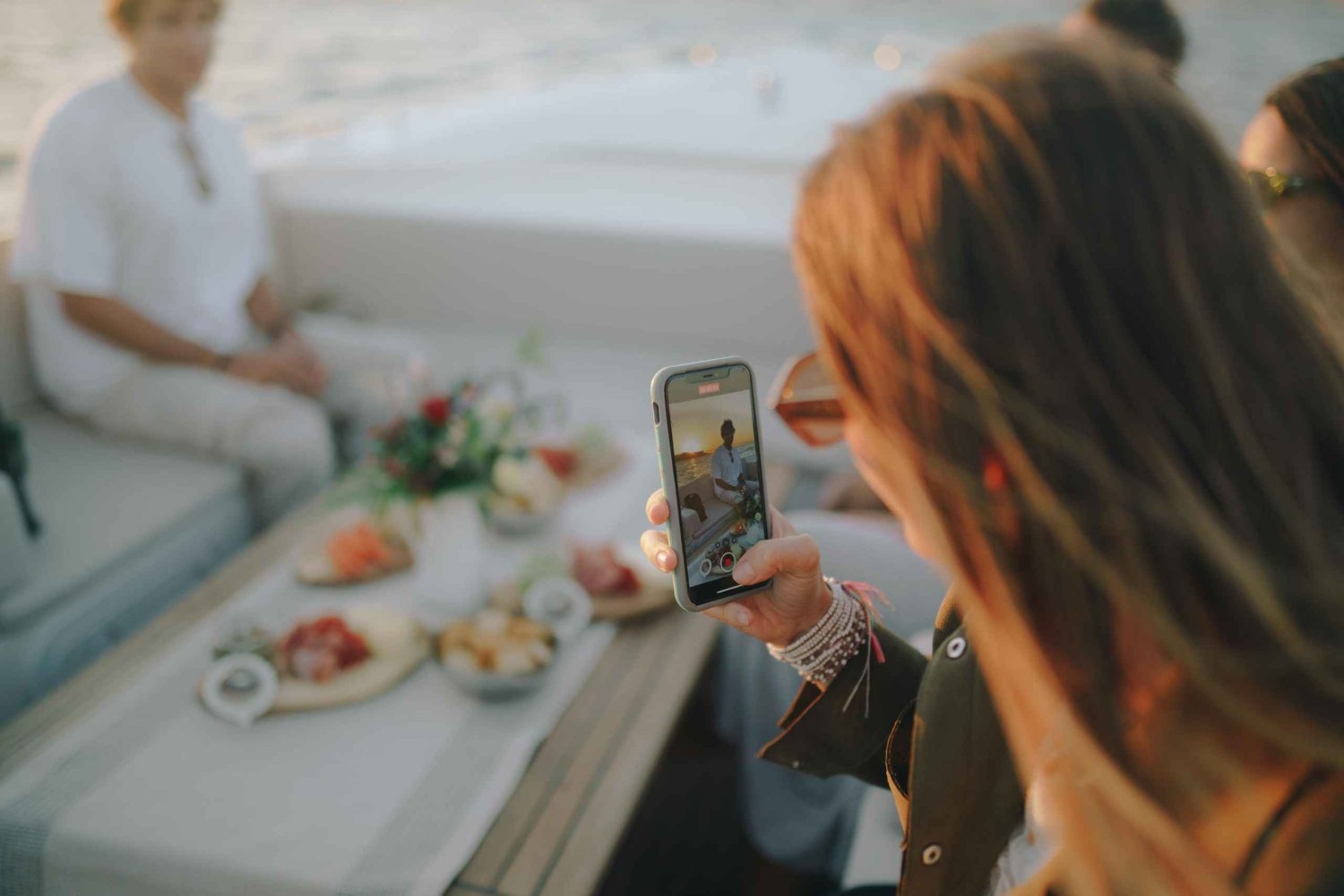 Båttur i solnedgang i Lisboa med lokale snacks og drikke