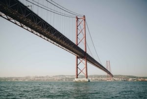 Rondvaart bij zonsondergang in Lissabon met lokale hapjes en drankjes