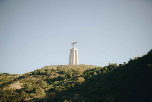 Rondvaart bij zonsondergang in Lissabon met lokale hapjes en drankjes