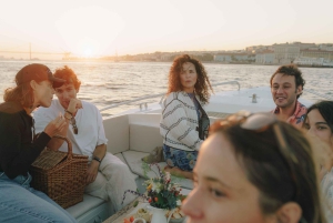Rondvaart bij zonsondergang in Lissabon met lokale hapjes en drankjes