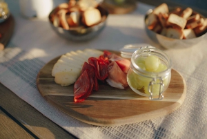 Rondvaart bij zonsondergang in Lissabon met lokale hapjes en drankjes