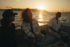 Rondvaart bij zonsondergang in Lissabon met lokale hapjes en drankjes