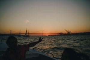 Rondvaart bij zonsondergang in Lissabon met lokale hapjes en drankjes