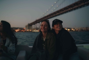 Rondvaart bij zonsondergang in Lissabon met lokale hapjes en drankjes