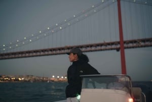 Rondvaart bij zonsondergang in Lissabon met lokale hapjes en drankjes