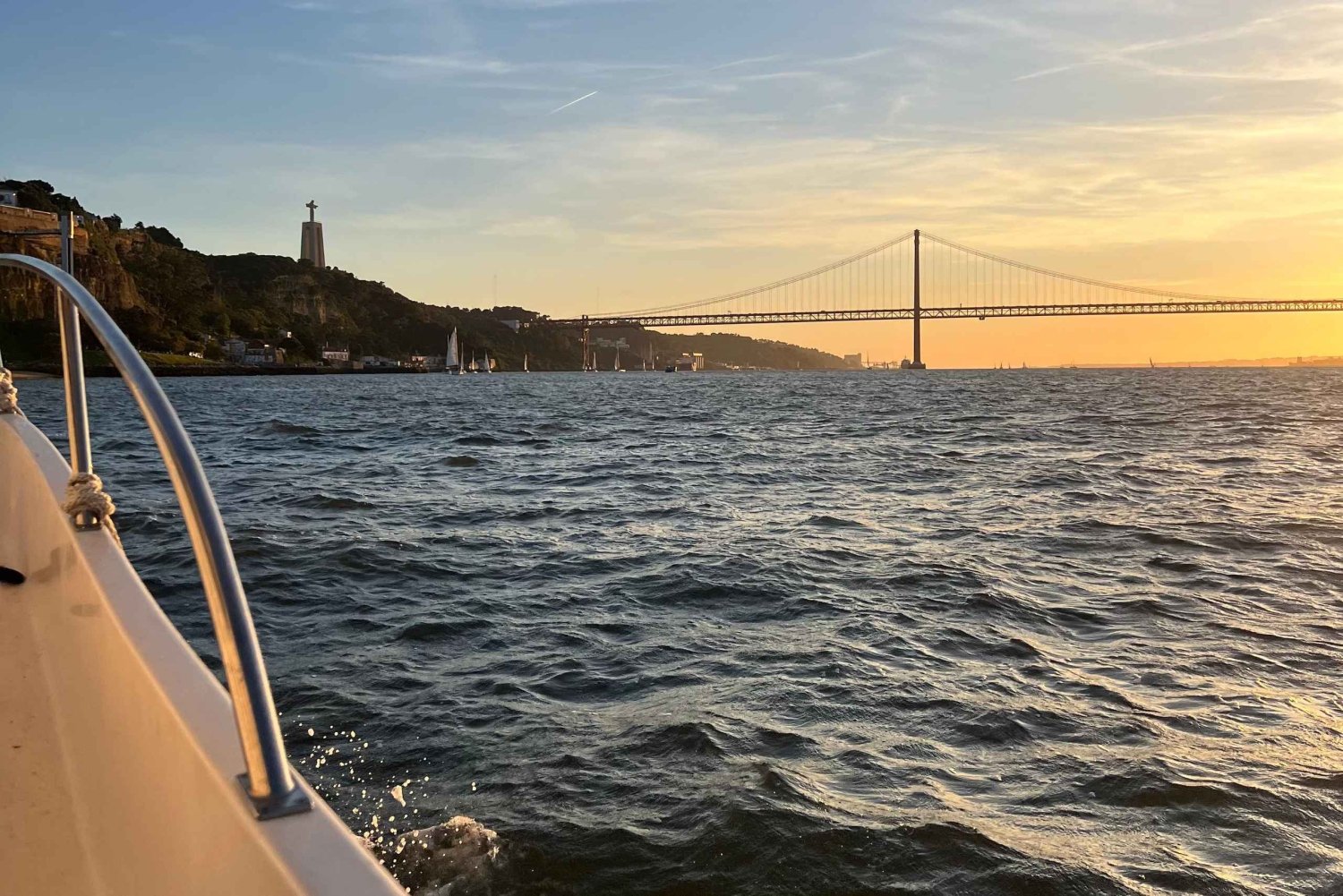 Lisboa: Solnedgangstur i koselig båt med få passasjerer